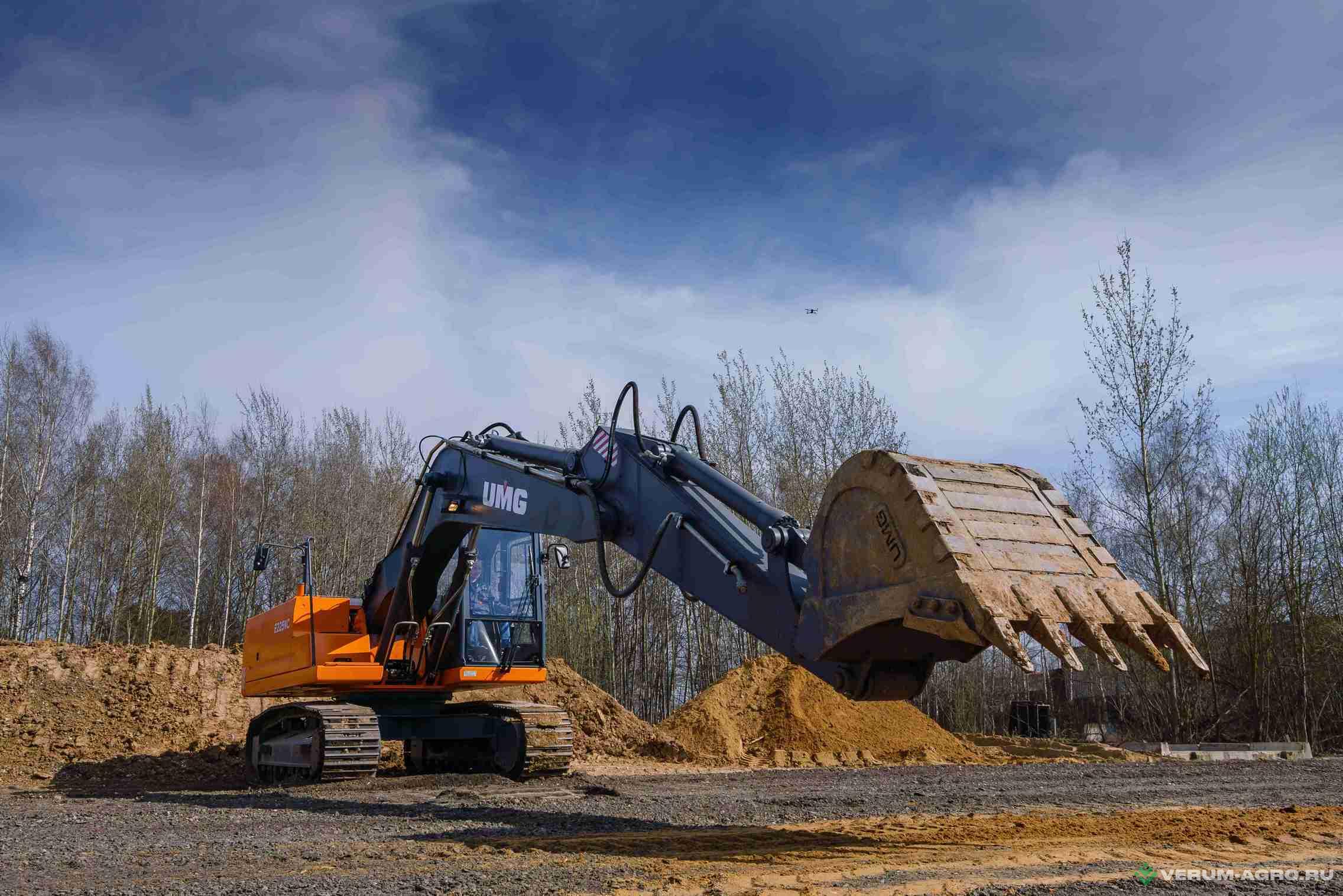 Экскаваторы - UMG Гусеничный экскаватор E245C
 