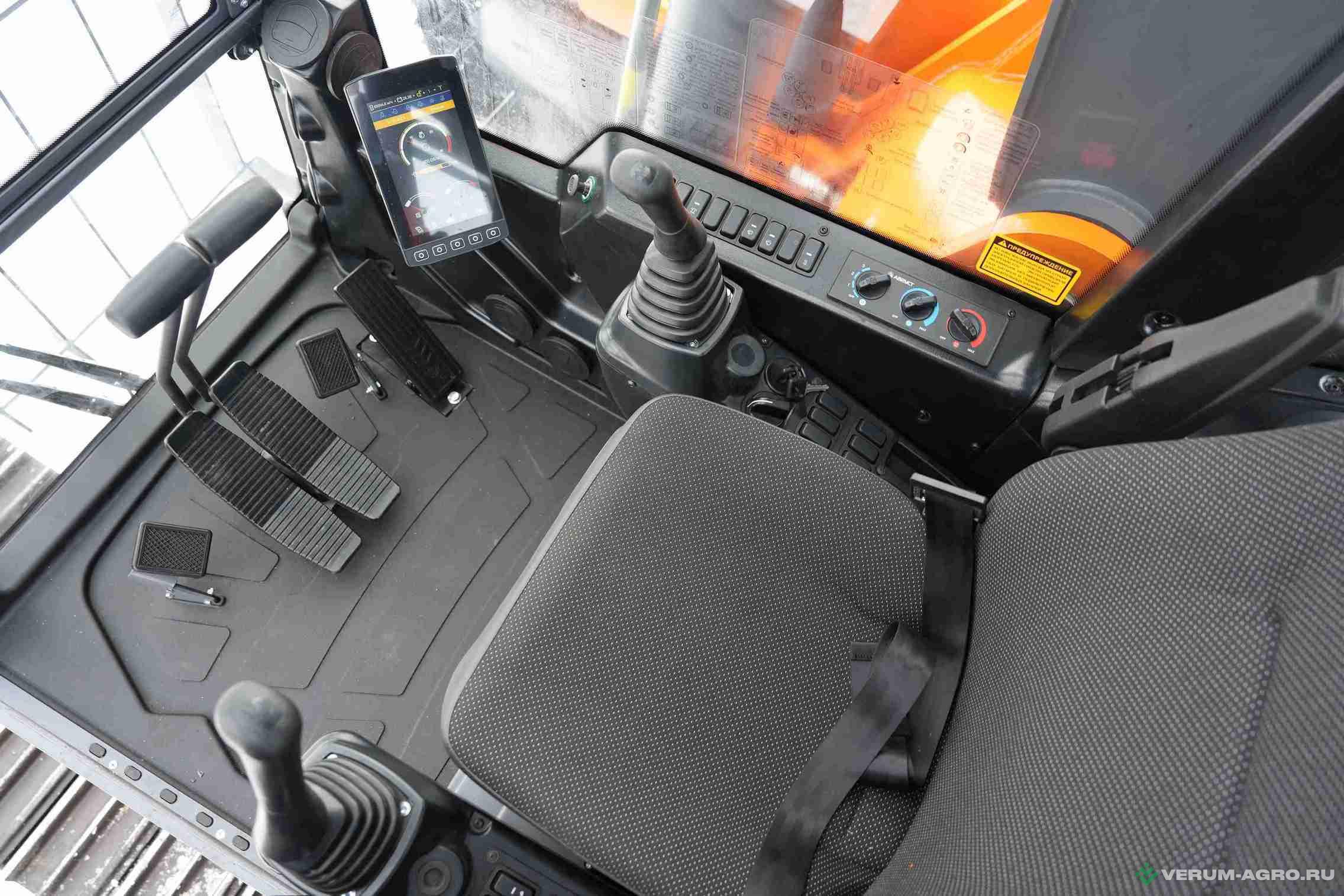 Экскаваторы - UMG Гусеничный экскаватор E245C
 