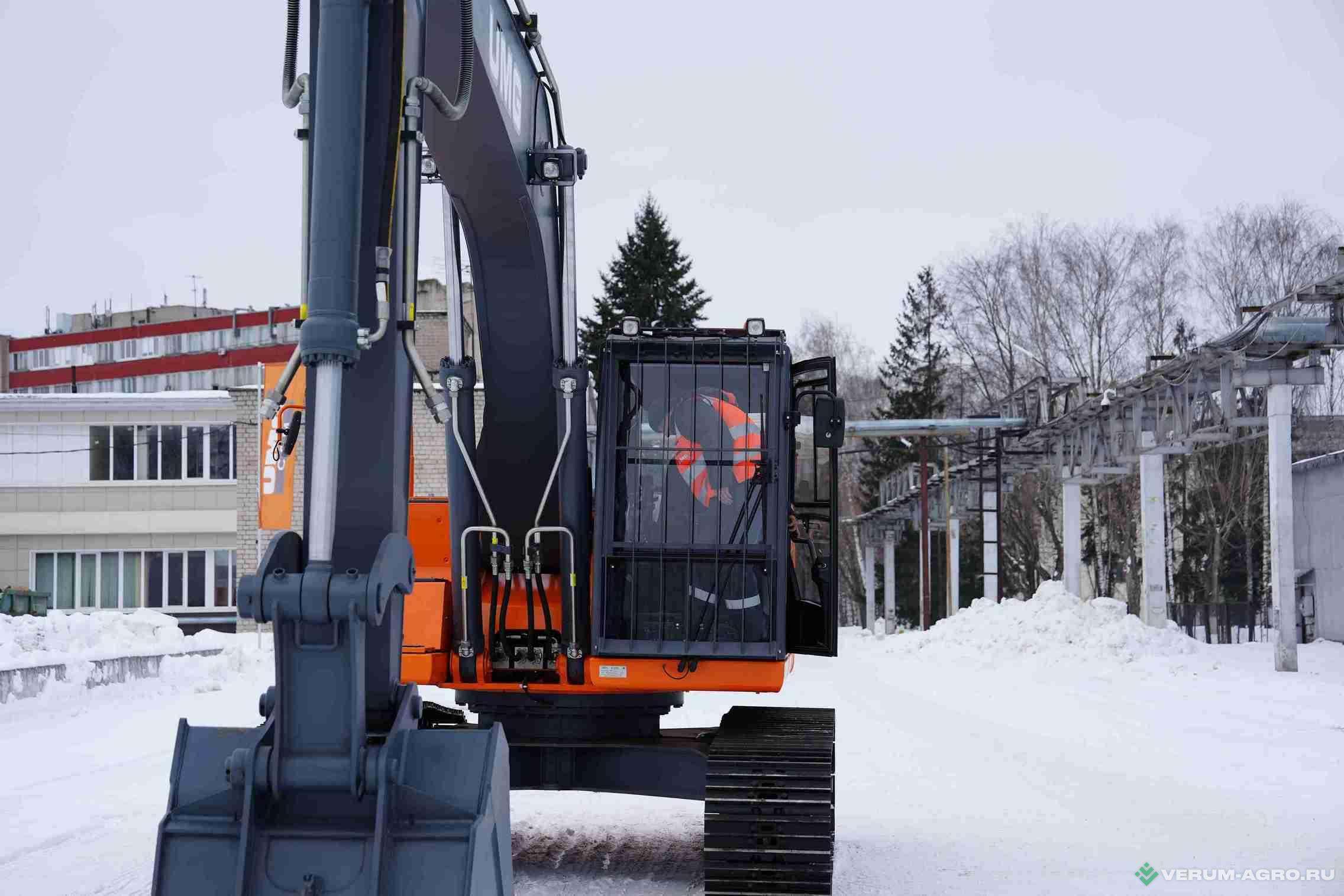 Экскаваторы - UMG Гусеничный экскаватор E245C
 