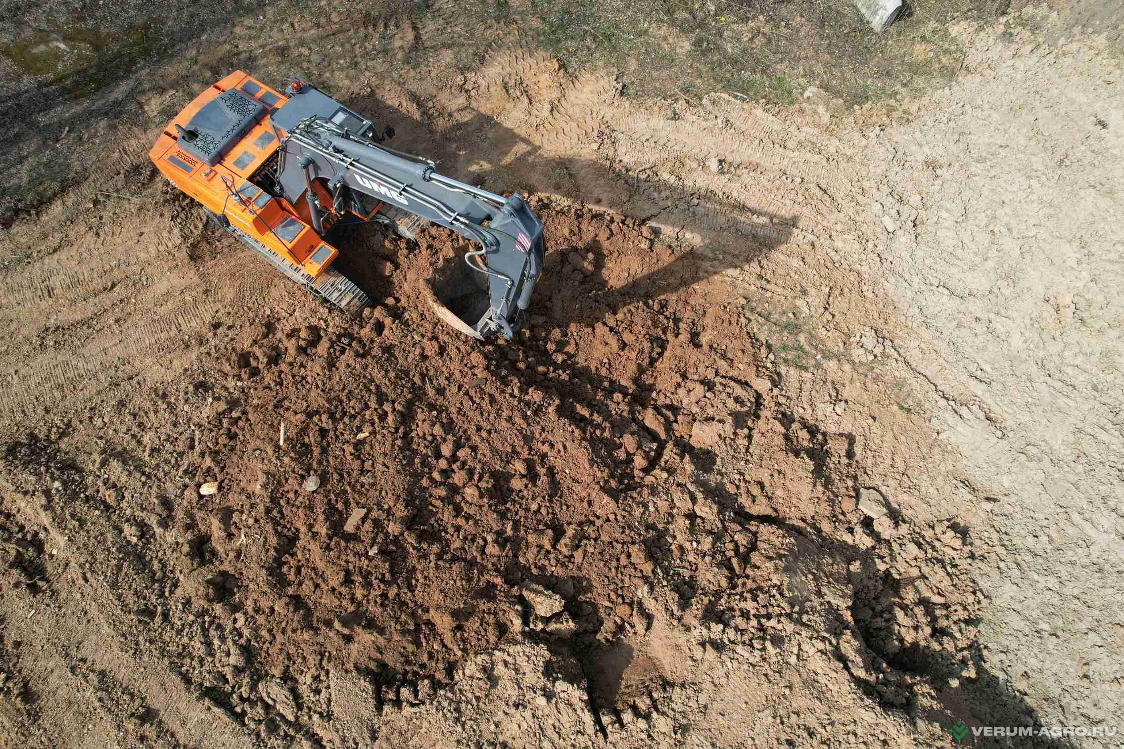 Экскаваторы - UMG Гусеничный экскаватор E245C
 